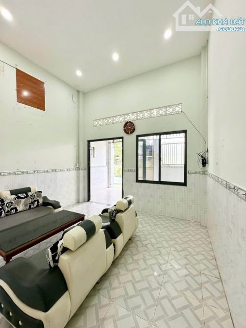 Chốt giá cuối  945 triệu Bay ngay căn căn cấp 4 ở gần chợ Hóc Môn 100m2 - Sổ hồng riêng - 2