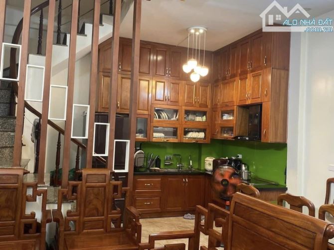 BÁN NHÀ CẦU GIẤY. Dân xây: 6 tầng, DT: 40m, MT: 5m. NT GỖ cao c. Ô TÔ đỗ cửa. Giá: 12,5 tỷ - 2