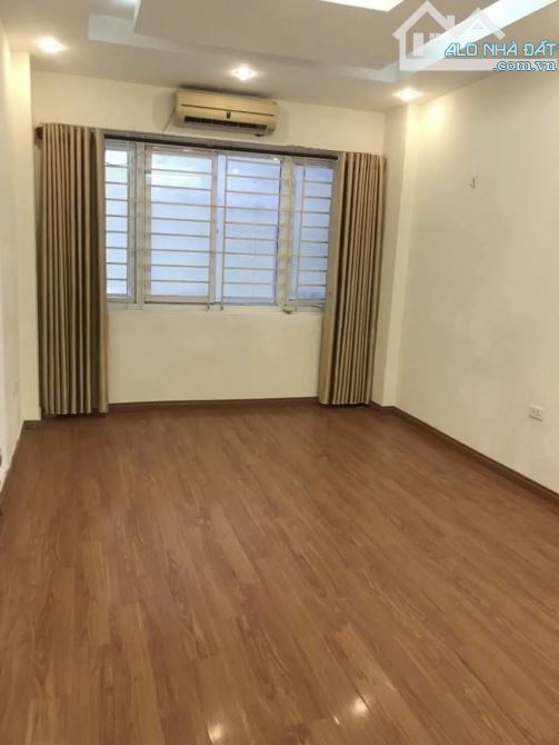 BÁN NHÀ CẦU GIẤY. Lô góc thoáng mát. DT: 31m, 5 tầng chắc chắn. Giá: 7,5 tỷ - 2