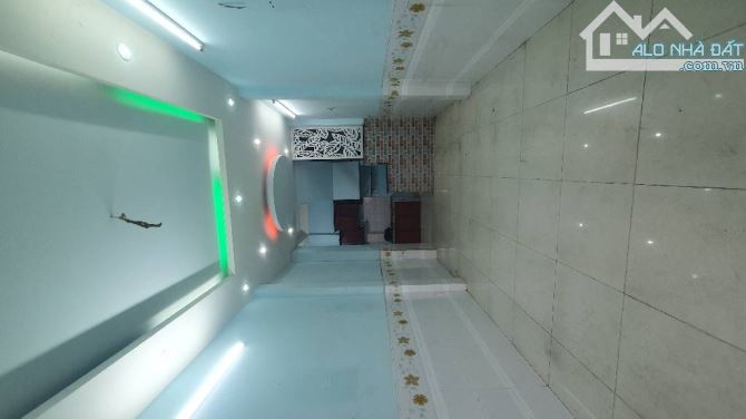 Ngay ngã 5 chuồng chó, 2 tầng, 3 phòng ngủ, 4m x 9m, hẻm 3m - 2