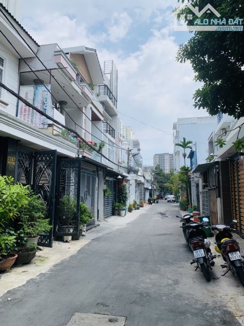 Bán nhà HXH Hoàng Diệu, Quận 4, Không QH, gần chợ Xóm Chiếu, 4 tầng, DTSD trên 120m2, 6.2 - 2