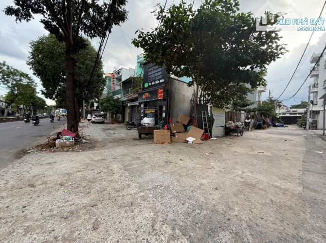 Bán nhà 3 tầng DT 8x20 - Căn góc 2 mặt tiền đường Lê Thị Riêng rộng 30m - Cách QL1A 900m - 3