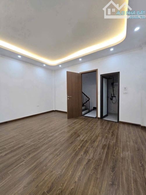 “Em đây gần 35m², 5 tầng, nhỉnh 5 tỷ – ngõ rộng 4m, ô tô phi thẳng vào cửa… - 3