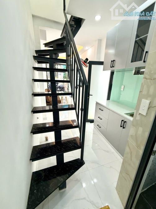Bán nhà đẹp mới 3 mặt tiền hẻm Nguyễn Thị Tần - - 3