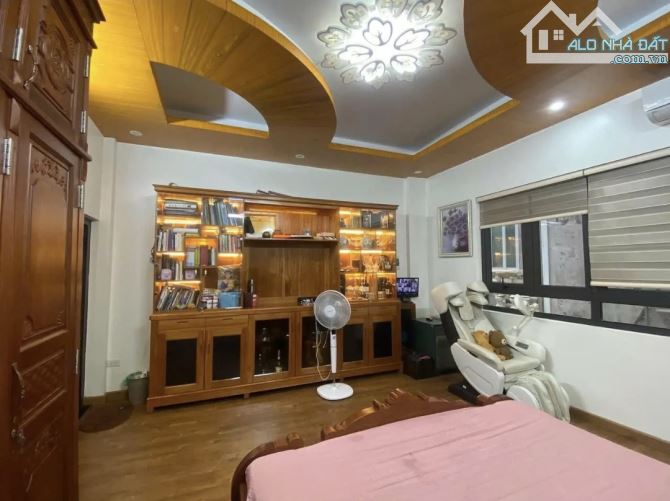 BÁN NHÀ CẦU GIẤY. Dân xây: 6 tầng, DT: 40m, MT: 5m. NT GỖ cao c. Ô TÔ đỗ cửa. Giá: 12,5 tỷ - 3