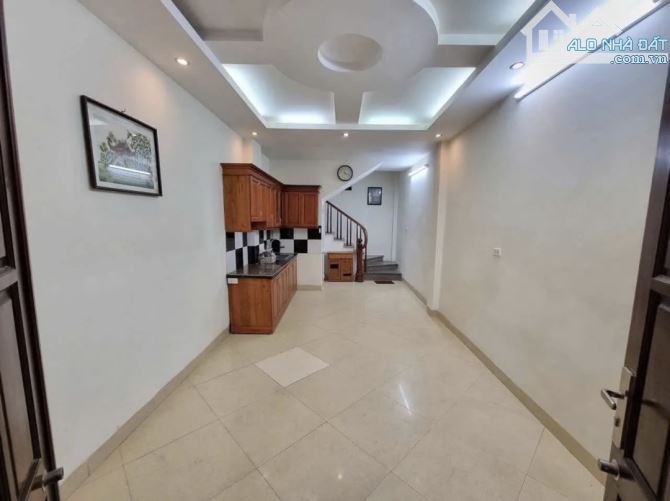 BÁN NHÀ CẦU GIẤY. Lô góc thoáng mát. DT: 31m, 5 tầng chắc chắn. Giá: 7,5 tỷ - 3