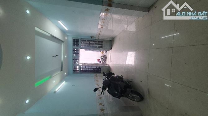 Ngay ngã 5 chuồng chó, 2 tầng, 3 phòng ngủ, 4m x 9m, hẻm 3m - 3
