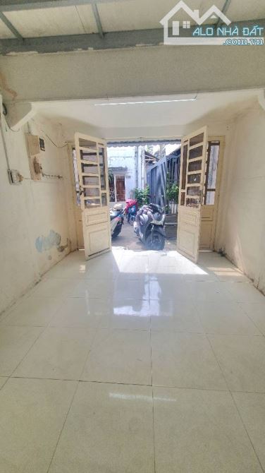 Bán nhà Nguyễn Văn Lượng, 2 tầng, 39m2, sân chung rộng, thoải mái - 3