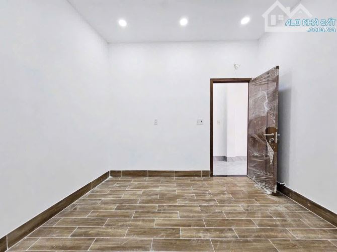 GIẢM :120.TRIỆU CÒN : 2TỶ.590 TRIỆU NHÀ 1 TRỆT 1 LẦU – SÂN Ô TÔ THỒ CƯ - 3