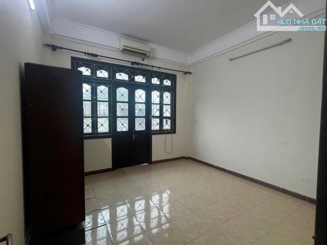 Cho thuê nhà ngõ 93 ngách 2 2 đường Tây Trà, Lĩnh Nam, Hoàng Mai. DT 100m x 4 tầng, giá - 3