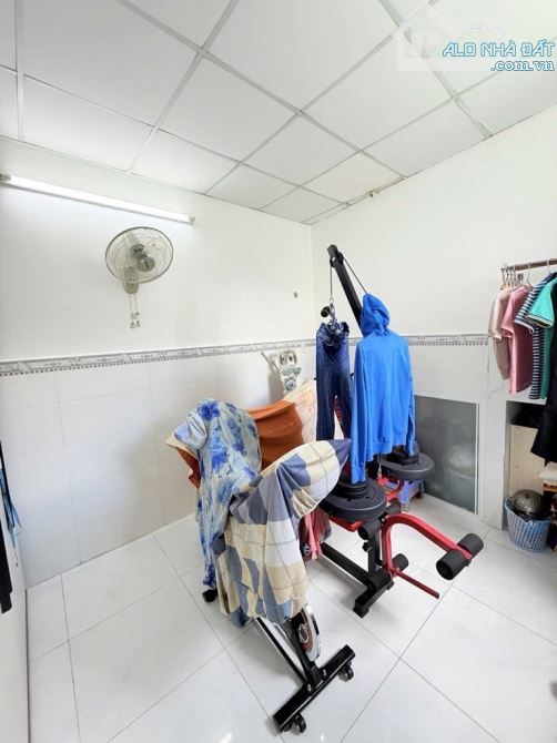 NHÀ 2 MT • 3 TẦNG 2PN NGAY TRUNG TÂM P.10 TÂN BÌNH • NHỈNH 2 TỶ - 4