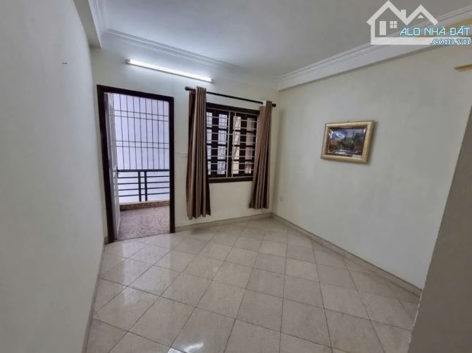 BÁN NHÀ CẦU GIẤY. Lô góc thoáng mát. DT: 31m, 5 tầng chắc chắn. Giá: 7,5 tỷ - 4