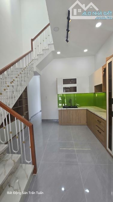 Nhà Đẹp mặt tiền đường Nhựa 12m, ngay Chợ, Trường, khu công nghiệp. Kề bên Cầu Lớn Hóc Môn - 4