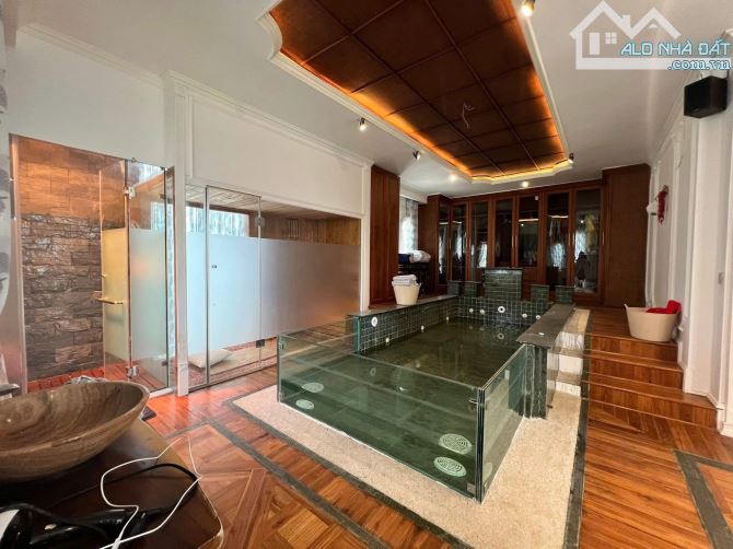 BÁN BIỆT THỰ KĐT THÀNH PHỐ GIAO LƯU - 234M² x 4T THANG MÁY - FULL NỘI THẤT - GẦN HỒ - 4