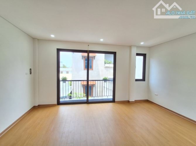 Bán nhà Vũ Xuân Thiều,Sài Đồng 6 tầng,30m,mt4m ngõ nông nhỉnh 6 tỷ - 4