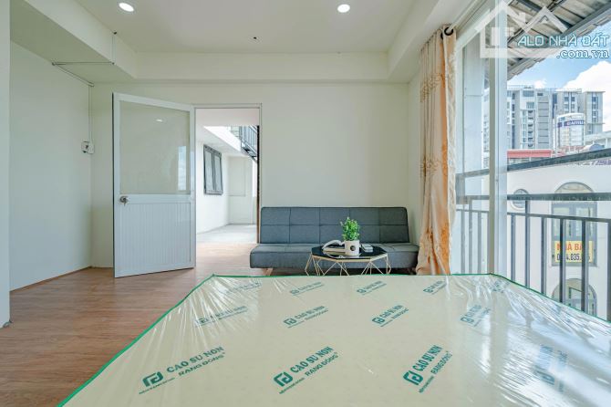 CĂN HỘ TÁCH BẾP 1PN FULL NỘI THẤT BAN CÔNG CỰC RỘNG Ở QUẬN 1 - 5