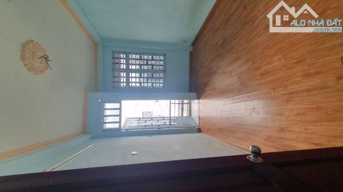 Ngay ngã 5 chuồng chó, 2 tầng, 3 phòng ngủ, 4m x 9m, hẻm 3m - 5