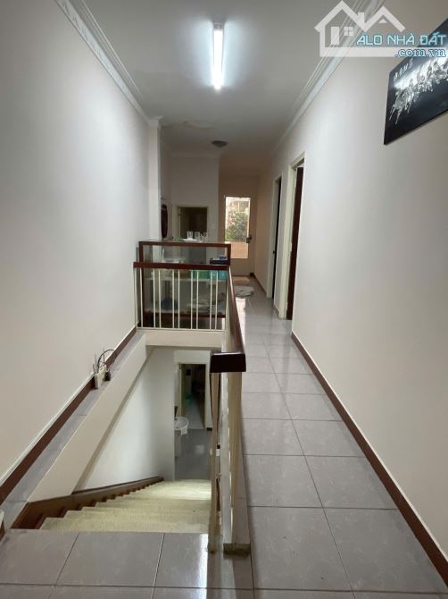 Ngay Ngã tư Thành Thái - Tô Hiến Thành. Hẻm 8m. 110m2. Ngang 6m. 3 tầng. 5PN. Giá 3x tỷ TL - 5