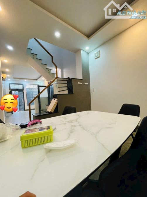 BÁN NHÀ ĐẸP 3 TẤM Q4 VỊ TRÍ 1/ SÁT MT GIÁ 5 TỈ NHĨNH DT 3,5*15 DÂN CƯ GIÁP Q1 HÀNG HIẾM - 5
