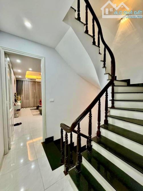 Phạm Ngọc Thạch - Oto đỗ cửa, ở ngay - 40m*5T - 15 Tỷ - 6