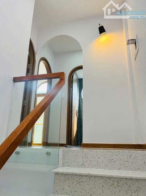 🔥NHỈNH 4 TỶ - NHÀ 2 TẦNG Ở NGAY- GIÁP Q1- 3PN - NỘI THẤT CAO CẤP - 6