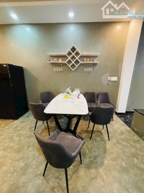 BÁN NHÀ ĐẸP 3 TẤM Q4 VỊ TRÍ 1/ SÁT MT GIÁ 5 TỈ NHĨNH DT 3,5*15 DÂN CƯ GIÁP Q1 HÀNG HIẾM - 6