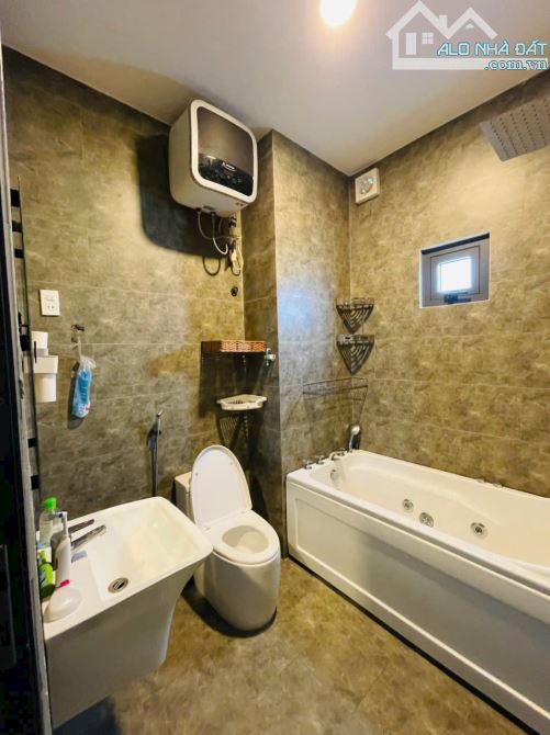 BÁN NHÀ ĐẸP 3 TẤM Q4 VỊ TRÍ 1/ SÁT MT GIÁ 5 TỈ NHĨNH DT 3,5*15 DÂN CƯ GIÁP Q1 HÀNG HIẾM - 8