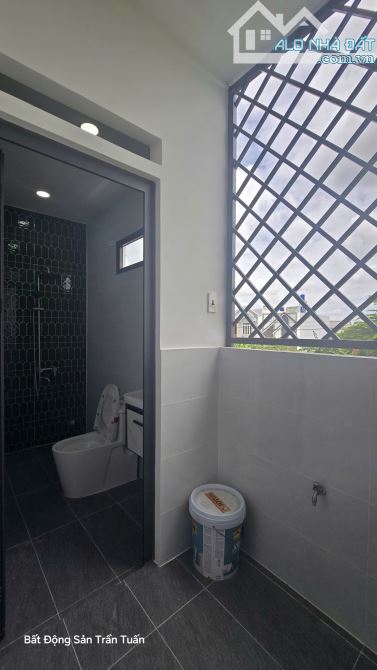Nhà Đẹp mặt tiền đường Nhựa 12m, ngay Chợ, Trường, khu công nghiệp. Kề bên Cầu Lớn Hóc Môn - 9