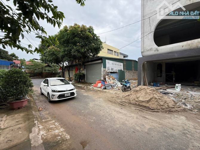 BÁN LÔ ĐẤT + TẶNG NHÀ C4 – VỊ TRÍ VÀNG .