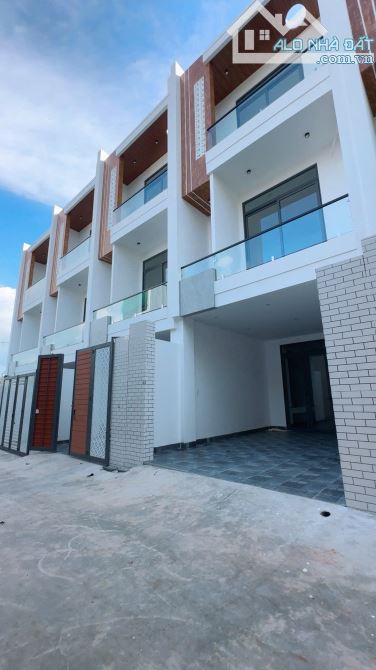 Nhà 3 tầng mới 100% cách chợ Mai Hắc Đế 800m