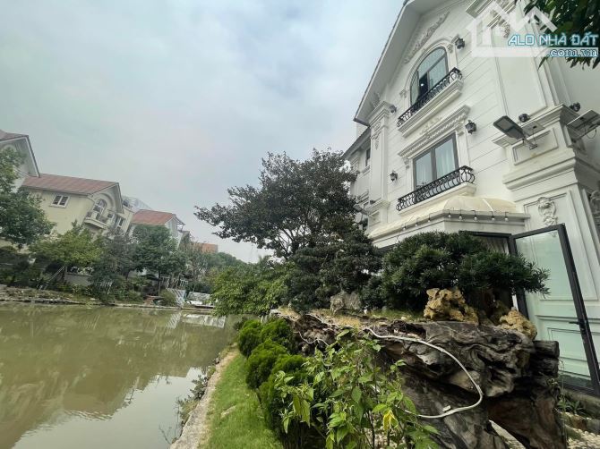 Chính chủ bán biệt thự đơn lập hoa sữa VINHOMES RIVERSIDE 367m, nhà đẹp giá đầu tư.