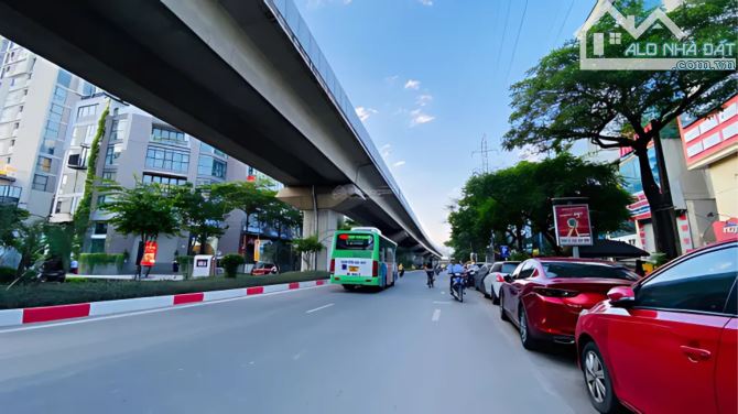 Bán nhà mặt phố Hào Nam Đống Đa, 85m2x3T,MT 5m, lô góc,vỉa hè rộng, ô tô vào nhà