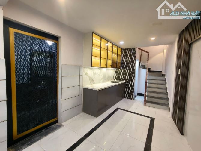 BÁN CĂN NHÀ FULL NỘI THẤT - 3 TẦNG 3 PN 3 WC - NGUYỄN TRÃI PHƯỜNG 10 QUẬN 10 - CHỈ NHỈNH 5