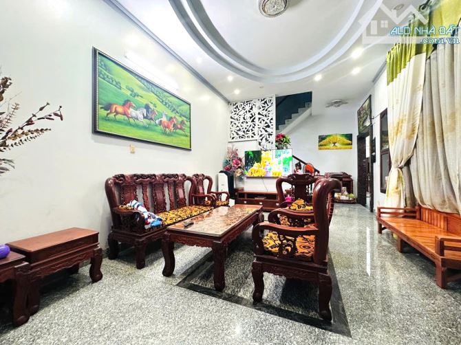 Nhà mặt tiền đẹp Linh Xuân, Thủ Đức – 9x21m, 2 tầng chắc chắn, gara ô tô, gần chợ, trường