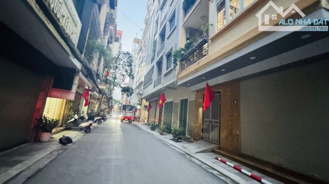 HOÀNG CẦU BÁN NHÀ - PHÂN LÔ 2 MẶT NGÕ Ô TÔ TRÁNH - VỈA HÈ KINH DOANH - Ở SƯỜNG - ÔTÔ NGỦ
