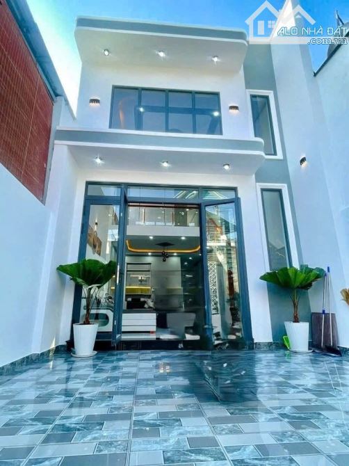 HẠ GIÁ 100 TRIỆU BÁN GẤP CĂN NHÀ KHU VỰC TÂN UYÊN -UYÊN HƯNG ĐỂ GIA ĐÌNH VỀ QUÊ