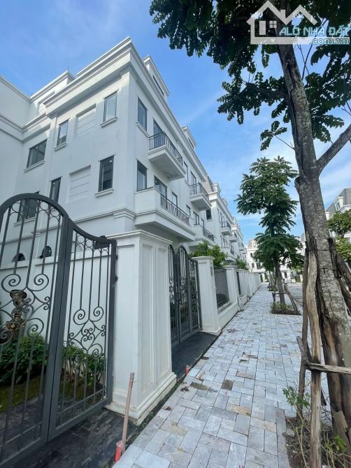 Bán gấp siêu phẩm biệt thự 170m2,4 tầng,mặt tiền 8,5m Dương Nội