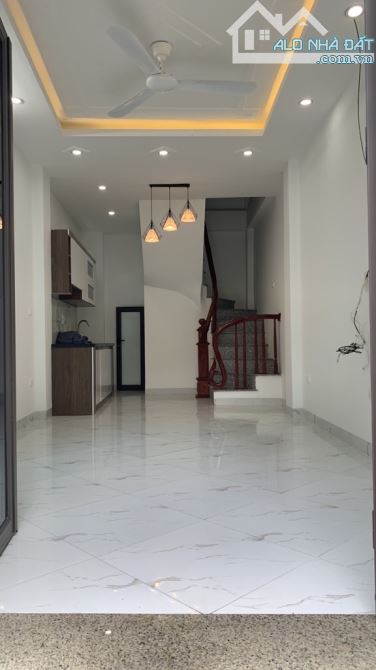 NHÀ XÂY MỚI  35m2, 5T, GIÁ 3,9 tỷ, Ô TÔ ĐỖ CỔNG ,CĂN GÓC 3 THOÁNG
