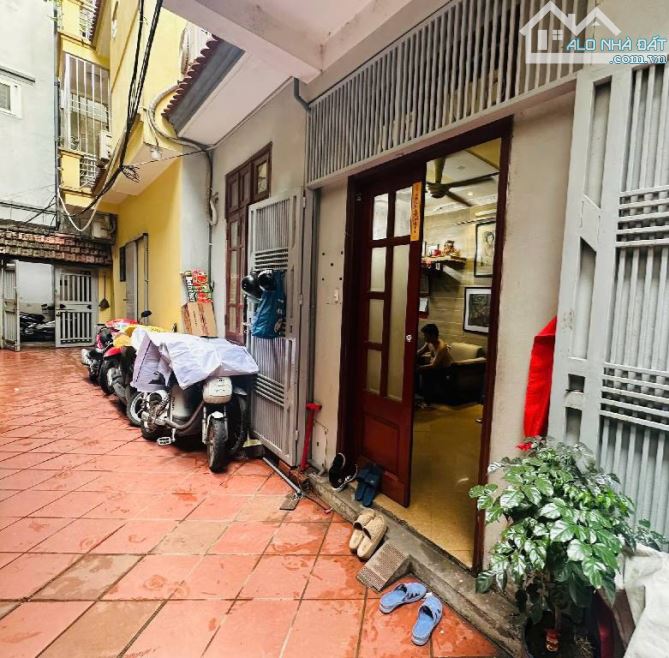 Bán nhà Tây Sơn gần phố mặt tiền rộng dán xây khung cột chắc chắn nhà đẹp ở ngay 35m 5 tầ