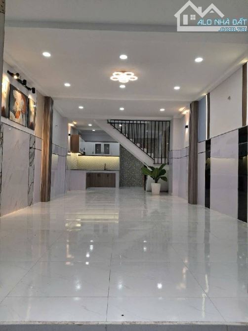 BÁN NHÀ NGAY NGÃ TƯ BỐN XÃ CÁCH ĐẦM SEN 5P-NHÀ MỚI HẺM XE HƠI
