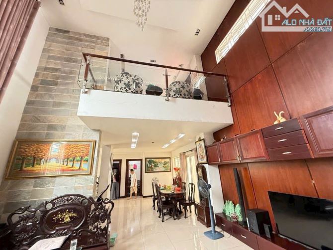 Biệt thự Mặt Tiền Trương Văn Thành, Q9  240m²  Full nội thất  Giá cực Tốt