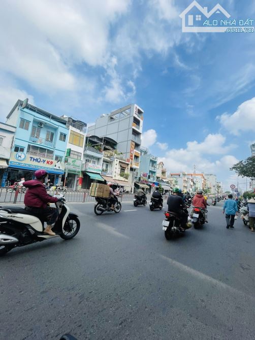 NHÀ MẶT TIỀN KINH DOANH ĐƯỜNG DƯƠNG BÁ TRẠC 61M2 HẺM XE HƠI 1 TRỤC, CHỈ 8.6T