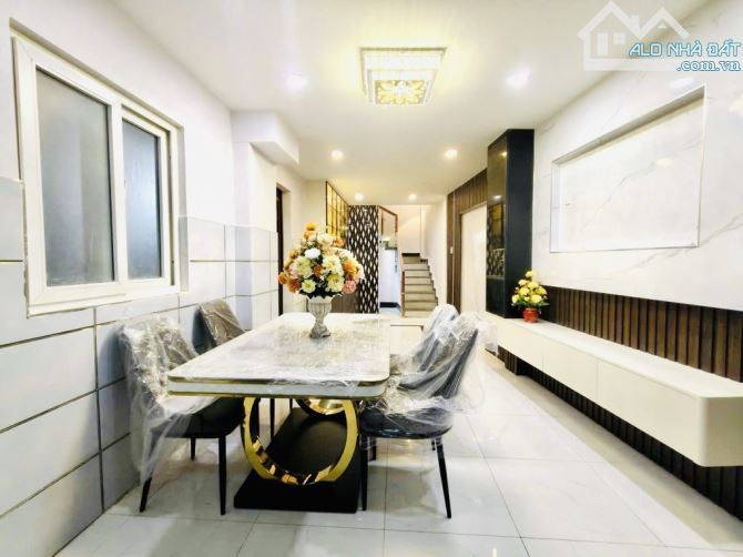 Bán nhà lô góc Nguyễn Tri Phương Q.10, full nội thất xịn sò, 3 PN, nhích 5 tỷ