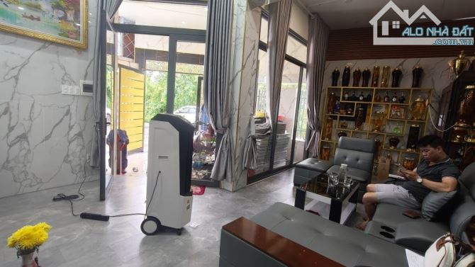 Bán nhà 3 tầng  đường Số 8, Long Phước, Q.9. DT 82m2, 3PN, SH, giá 4.6 tỷ. LH: