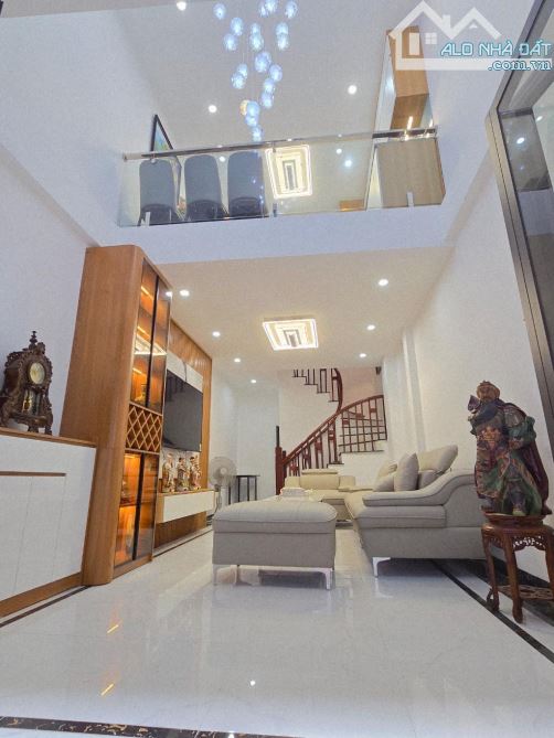 PHƯỜNG VIỆT HƯNG - NHÀ MỚI ĐẸP - FULL NỘI THẤT - TRƯỚC CỔNG NGÕ 7 CHỖ THÔNG - NHỈNH 6 TỶ