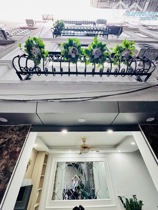 Bán nhà ngõ 79 Cầu Giấy - DT 30m2 - Nhà 5 mới tinh - Giá chỉ 7 tỷ  - Ngõ 3 gác chạy tốt.