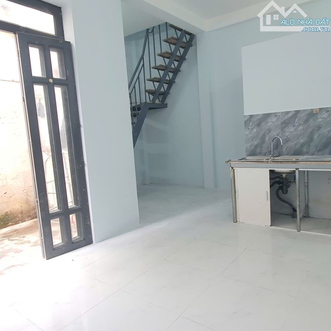 CHO THUÊ NHÀ 1 TRỆT 2 LẦU ( 30m2) - gần chợ Linh Xuân