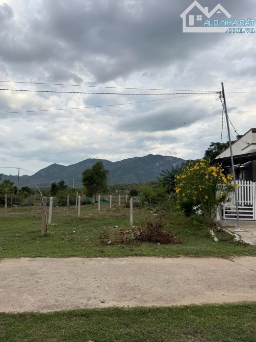 Kẹt tiền sang gấp 200m2 đất full thổ (8mx25m), đường rộng 8m, gần chợ, trường học Dốc Lết