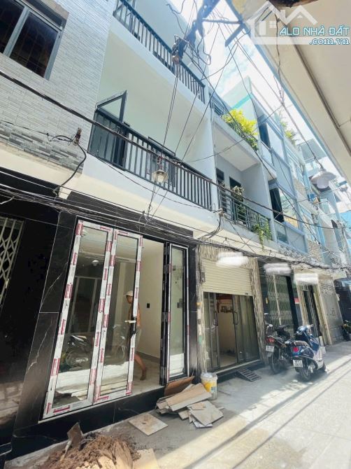BÁN NHÀ KHU VIP Q4 PHỐ ẨM THỰC 20 THƯỚC 3 TẤM LÔ NHÌ HOÀNG DIỆU GIÁ 4 TỈ 650 TL HẺM 4M