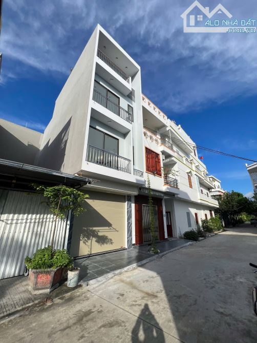 Bán nhà 4 tầng Vũ Phúc oto đỗ cửa
